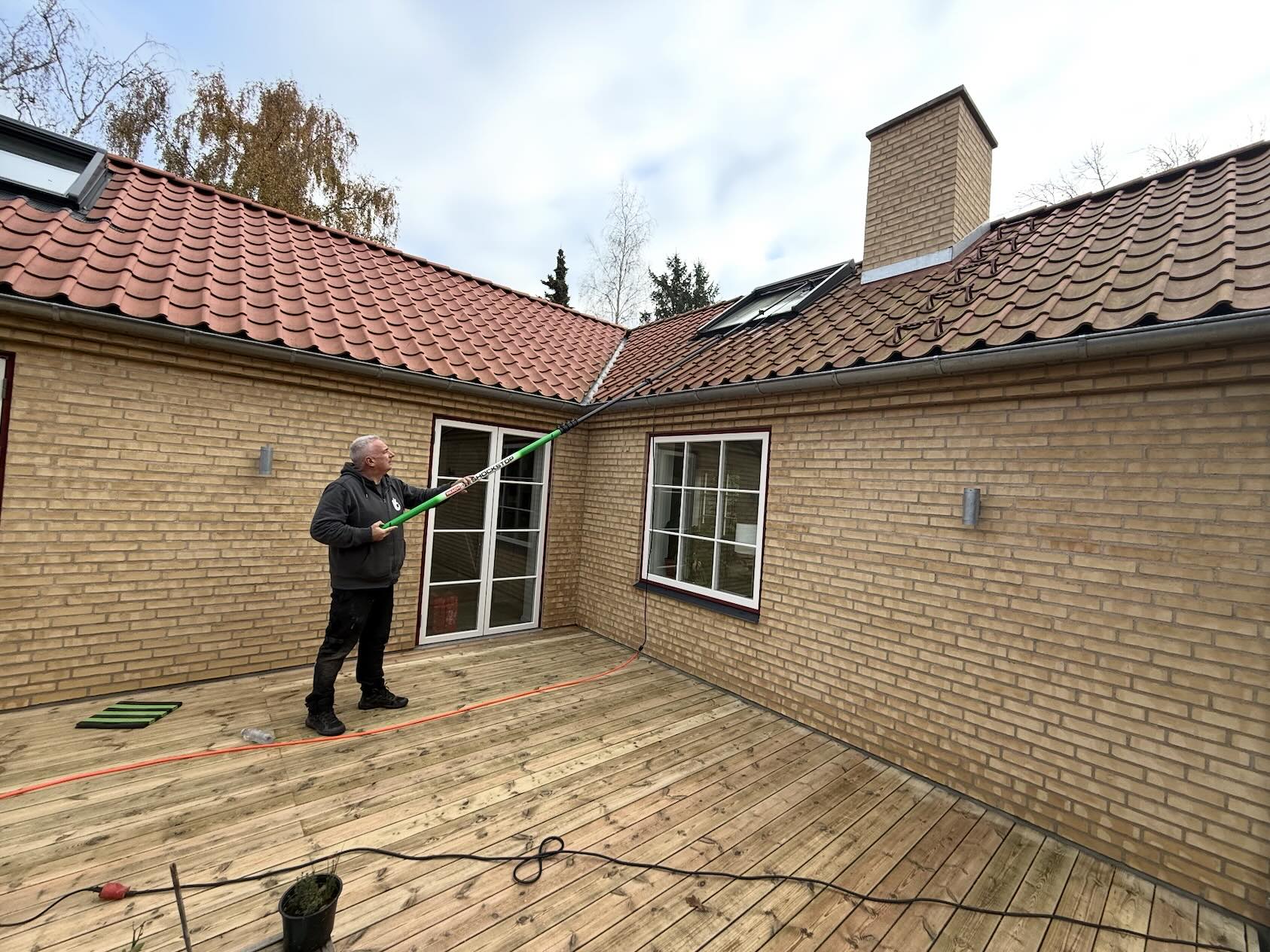 Professionel vinduespudsning på sommerhus i Odsherred udført med teleskopstang.